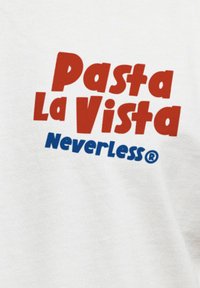 Weißer Baumwollstoff mit rotem und blauem Text: "Pasta La Vista" in fettem Rot und "NeverLess®" in Blau, mit einer glatten Textur.