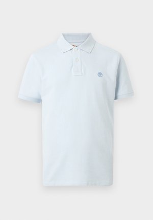 Polo a maniche corte azzurro chiaro con due bottoni bianchi e un piccolo logo ricamato sul lato sinistro del petto.