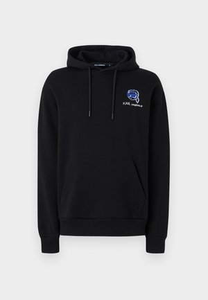 Sort hætte sweatshirt lavet af bomuldsblanding, med en frontlomme, snoretræk ved hætten og broderet blåt logo på brystet.