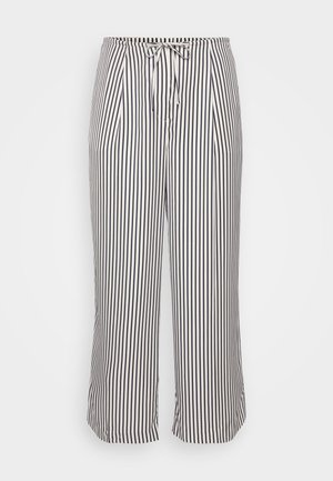 Pantalons courts avec une taille à cordon, présentant des rayures verticales bleu marine et blanches, exposés sur un fond blanc uni.
