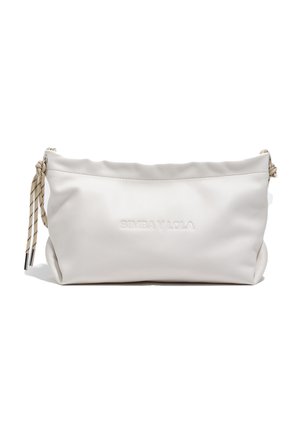 Bolso de mano de piel blanca suave con cierre de cordón en ambos lados y logotipo en relieve "BIMBA Y LOLA" en el centro frontal.