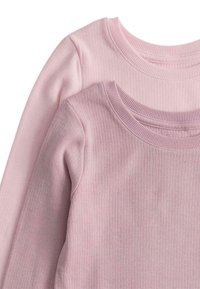 Dos camisetas de manga larga en tonos de rosa claro. La tela es acanalada, con un escote redondeado y una textura suave.