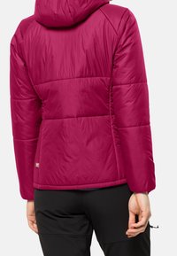 Fuchsialädersjacka med huva, har quiltat mönster, elastiska ärmslut och en logodetalj på nedre vänstra sidan. Lättviktigt tyg.