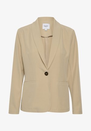 Blazer beige avec un col châle, fermeture à simple bouton noir, deux poches avant et manches longues. Tissu lisse avec une texture minimale.