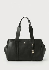 Mala tote de couro preto com superfície texturizada, alças planas duplas, detalhe de logo dourado e formato estruturado com fecho de correr na parte superior.