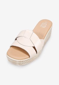Sandalia cuña beige claro hecha de cuero suave, que presenta un diseño de tira cruzada ancho, suela estilo esparto y plantilla acolchada.