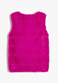 Gilet in pelliccia sintetica di un vivace fucsia. Caratterizzato da una superficie morbida e testurizzata con motivi rettangolari cuciti. Senza maniche e con scollatura rotonda.
