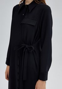 Touché Privé BELTED  - Kreklkleita - black