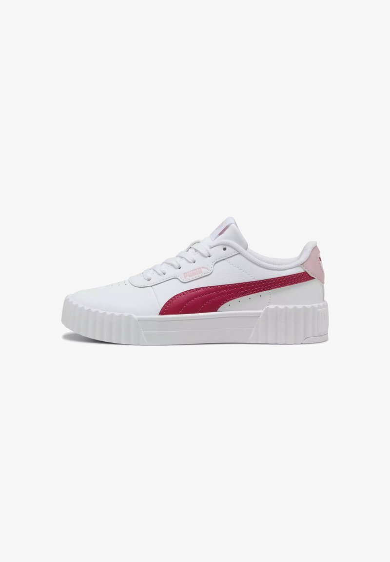 Baskets basses blanches avec semelle épaisse striée, bande rouge Puma sur le côté, lacets blancs et languette rose au talon.
