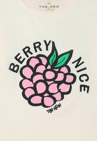 Balta marškinėliai su dideliu rožiniu aviečių piešiniu juodu kontūru, kartu su tekstu "BERRY NICE" juodu šriftu.