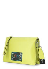 Gelbe Leder-Clutch mit strukturierter Oberfläche, ausgestattet mit einem schwarzen Etikett mit buntem Branding und einem abnehmbaren Tragegurt.