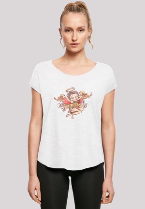 Weißes T-Shirt mit kurzen Ärmeln und Rundhalsausschnitt, das ein buntes Motiv eines Engels mit Flügeln und einem Banner zeigt, aus weichem Material gefertigt.