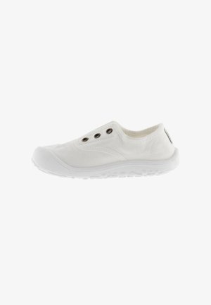 Zapatilla blanca tipo slip-on con puntera redonda, suela de goma y tres ojales metálicos en el lateral. Tejido texturizado con un sutil detalle de costura.