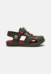 Sandale pour enfants couleur vert olive et rouge à bout ouvert, avec brides ajustables, empeigne en mesh, semelle coussinée, et logo Timberland sur le côté.
