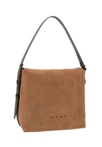 Bolso de hombro de ante marrón con una textura suave, correa negra ajustable y cierre de cremallera. Presenta una marca en relieve en la parte delantera.