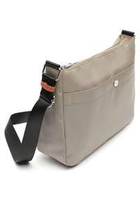 Beige Stoff-Umhängetasche mit strukturierter Oberfläche, Reißverschluss, verstellbarem schwarzen Tragegurt und einem braunen Lederakzent am Gurt.