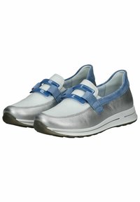 Scarpe leggere con punta in pelle argentata, dettagli in suede bianco e blu, e una fibbia in plastica blu per una calzata sicura. Fodera interna morbida.