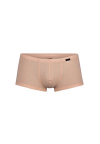 Béžové bavlněné boxerkové trenýrky s přiléhavým střihem, plochými švy a malou černou nášivkou na pase.