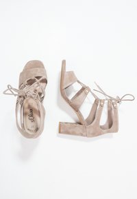 s.Oliver Sandaalit nilkkaremmillä - grey