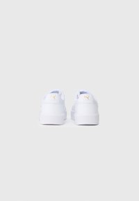 Adidași albi cu un exterior din piele netedă și talpă din cauciuc texturat, având un mic logo auriu pe toc și un design minimalist.