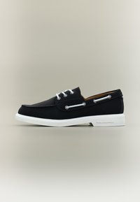 Μαύρο δερμάτινο παπούτσι βάρκας με λευκά κορδόνια και λευκή λαστιχένια σόλα, πλάγια όψη σε ουδέτερο φόντο.