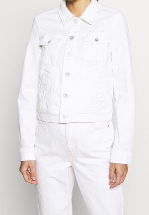 Witte denim jack met een klassieke kraag, voorkruiszakken en zilveren hardware. Heeft een getailleerd ontwerp en lange mouwen. Soepele textuur.