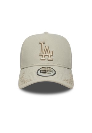 Cappello beige con design strutturato, caratterizzato da un logo "LA" in rilievo beige, tessuto testurizzato e visiera curva. Cinturino regolabile visibile.