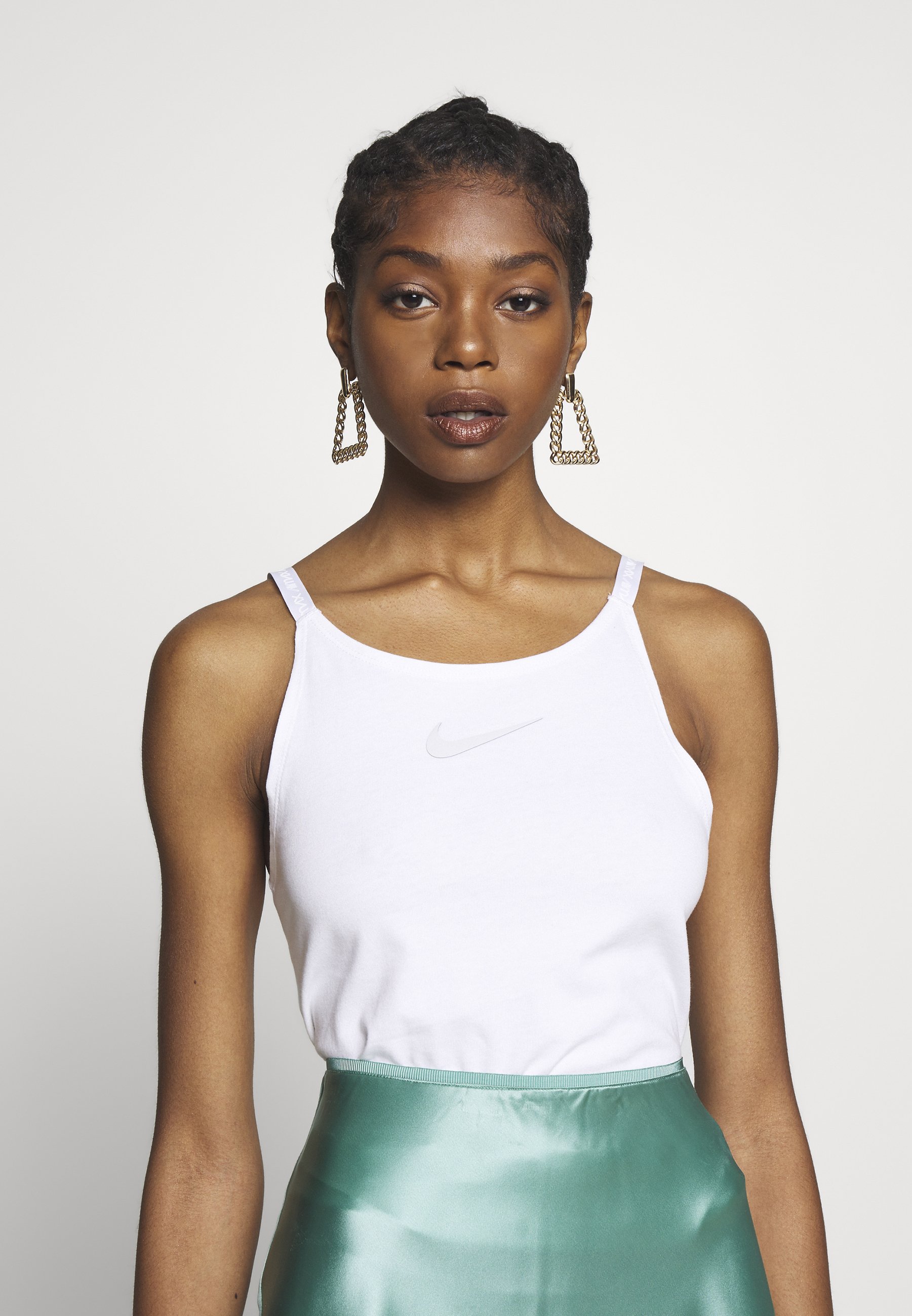 nike bandera crop tank