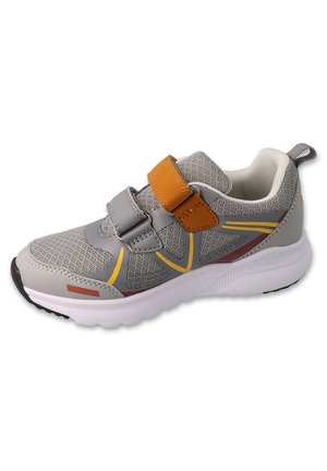 Szare buty sportowe z siateczkową cholewką, pomarańczowymi i żółtymi akcentami, podwójnymi zapięciami na rzepy i białą, wyściełaną podeszwą.