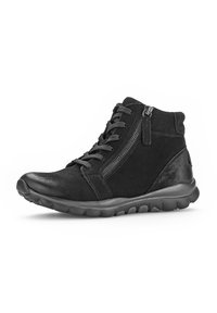 Bottes noires mi-mollet en suede et cuir synthétique, avec un lacet à l'avant et une fermeture éclair sur le côté pour un accès facile.