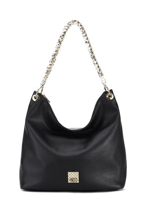 Borsa a tracolla in pelle nera con un design morbido, tracolla in catena dorata e superficie testurizzata. Presenta un logo quadrato dorato sul davanti.