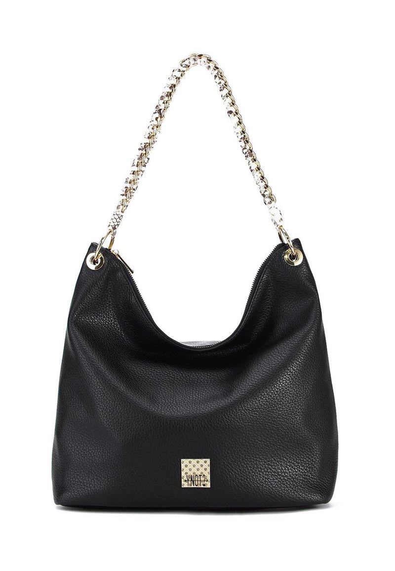 Borsa a tracolla in pelle nera con un design morbido, tracolla in catena dorata e superficie testurizzata. Presenta un logo quadrato dorato sul davanti.