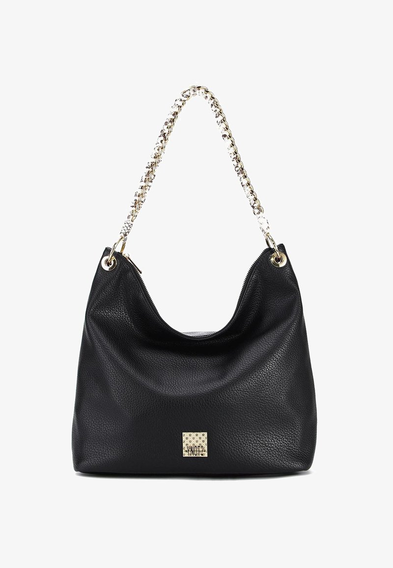 Borsa a tracolla in pelle nera con un design morbido, tracolla in catena dorata e superficie testurizzata. Presenta un logo quadrato dorato sul davanti.