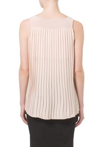 Ljusrosa ärmlös topp med vertikala veck, slät halsringning och flödande tyg. Bakifrån visas en avslappnad passform och mjuka draperingar.