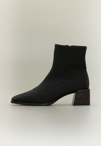 Неизбран, black
