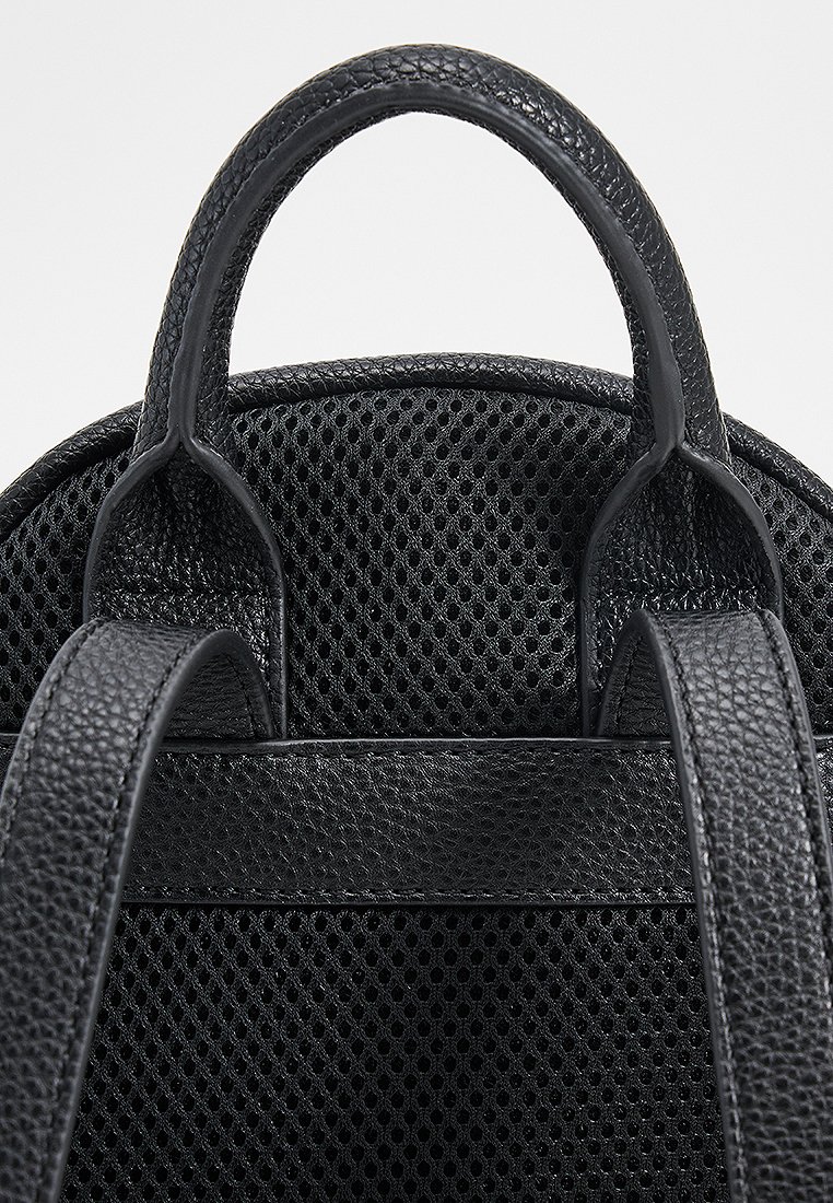 Czarne, teksturowane paski plecaka ze skóry, z wyściełanym, oddychającym panelem tylnym oraz górną rączką do noszenia.