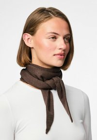 Écharpe en tricot marron enroulée autour du cou avec un nœud lâche. La texture est douce, avec un motif côtelé subtil.