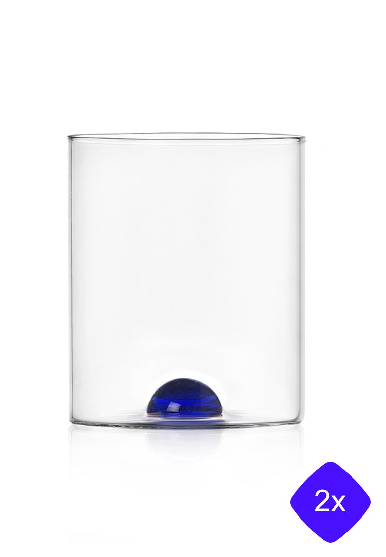 Klart glas tumbler med en rund blå glasaccent i botten, cylindrisk form, slät yta och inga ytterligare mönster eller dekorationer.