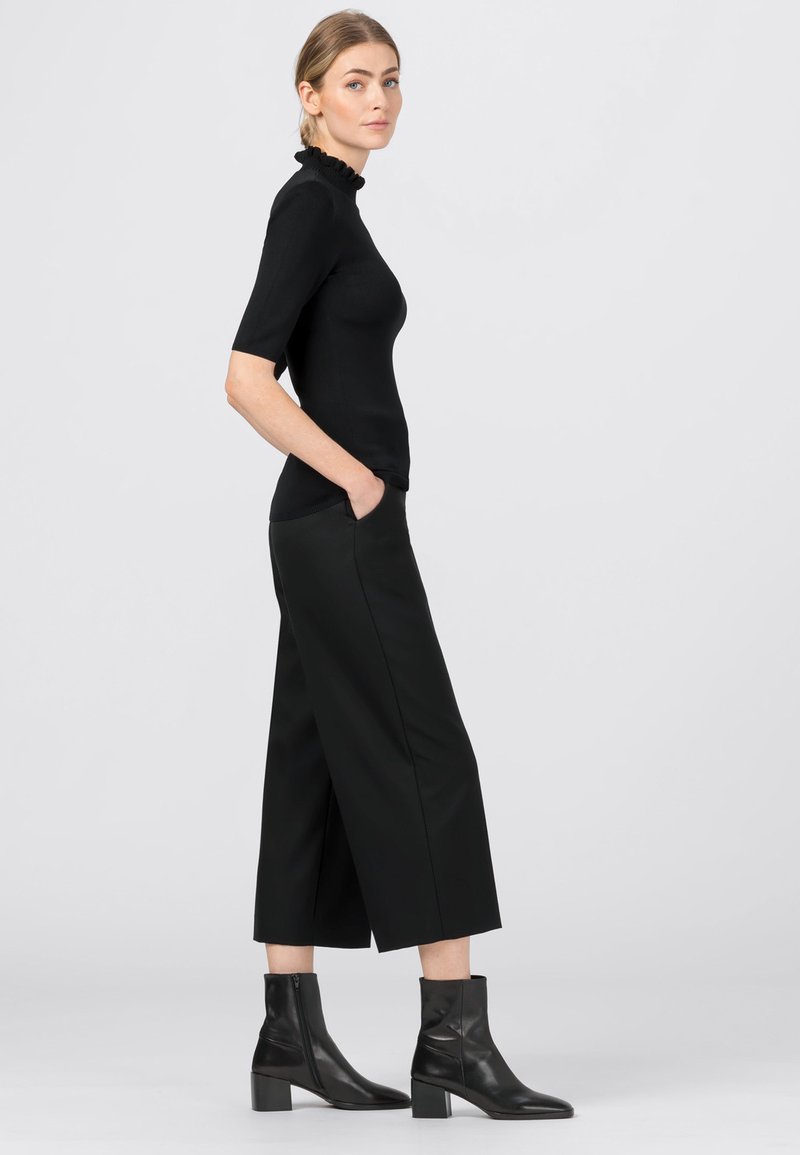 Damen T-Shirts | HALLHUBER MIT RÜSCHENKRAGEN T-Shirt print schwarz - PG20478 Damen T-Shirts | HALLHUBER MIT RÜSCHENKRAGEN T-Shirt print schwarz - PG20478