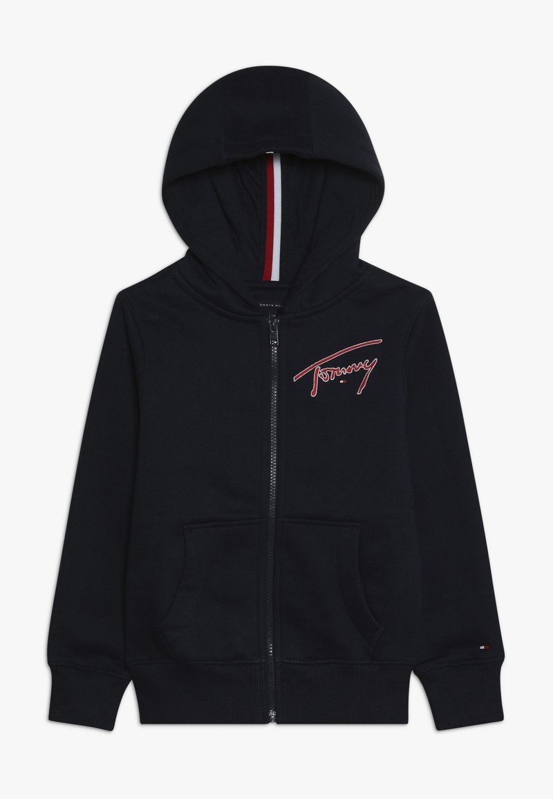 Czarna bluza z kapturem zapinana na zamek, z przednimi kieszeniami, czerwonym i białym logo na piersi oraz paskowanym detalem wewnątrz kaptura.