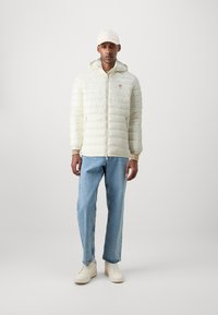 Guess Jeans HOODED PUFFER - Žieminė striukė - sandy shore