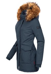 Parka azul marino con capucha de piel sintética, cierre de cremallera, dos bolsillos frontales y puños de canalé. Presenta una insignia en la manga y material impermeable.