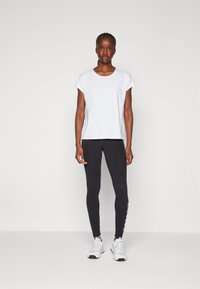 ONLY Play ONPAUBREE LIFE ON BAT LOOSE - T-skjorte til trening - white