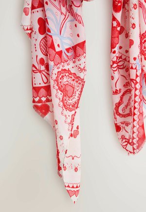Šál s červeným a ružovým vzorom, obsahujúci srdcia, mašle a kvetinové motívy. Vyrobený z ľahkej látky s rozstrapkanými okrajmi.