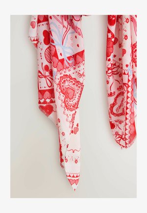 Šál s červeným a ružovým vzorom, obsahujúci srdcia, mašle a kvetinové motívy. Vyrobený z ľahkej látky s rozstrapkanými okrajmi.