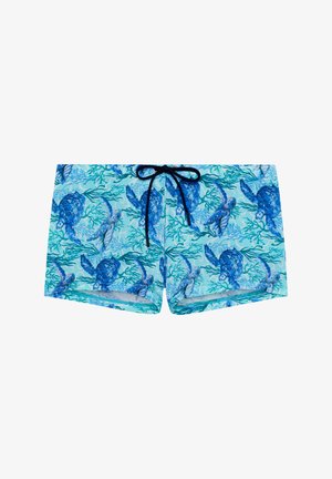 Shorts de bain bleus avec une base turquoise ornée de motifs de tortue et de corail. Cordon noir, texture douce et design arrivant au milieu de la cuisse.