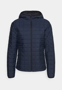Gequiltede marineblauwe jas met een frontale rits, verstelbare capuchon en zijzakken. Heeft een gestept patroon en zwarte randdetails.