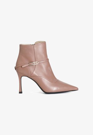Bottines à bout pointu en cuir rose doux avec une fermeture éclair sur le côté, un talon fin et une sangle d'accent dotée d'une boucle en argent.