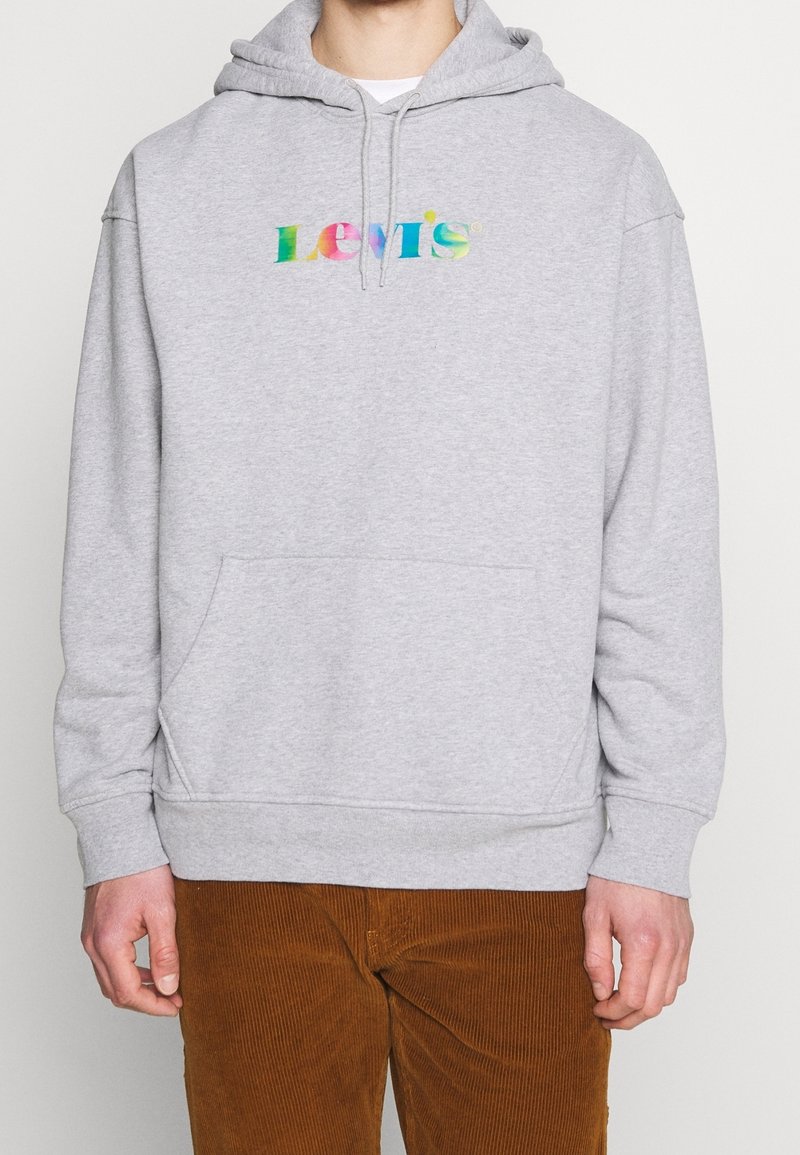 Felpa grigia con cappuccio regolabile e tasca a marsupio frontale. Presenta un logo "Levi's" multicolore in un design a gradiente.
