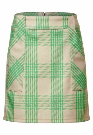 Beige minirok met groen geruit patroon, twee voorzakken en een ritssluiting aan de achterkant.